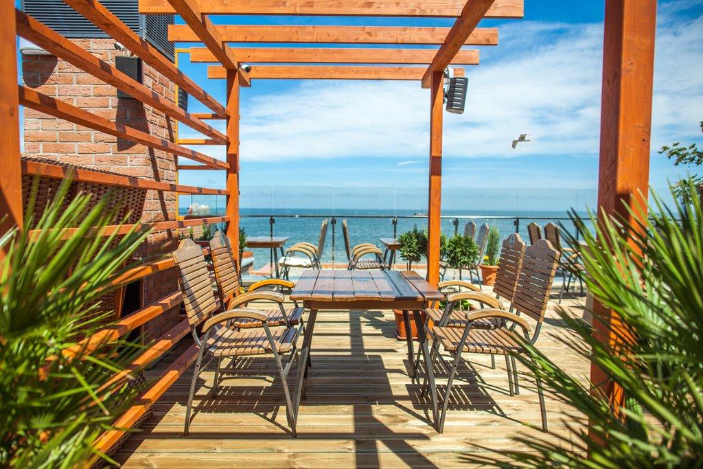 Pergola - restauracja przy plaży w Kołobrzegu z pięknym widokiem na morze