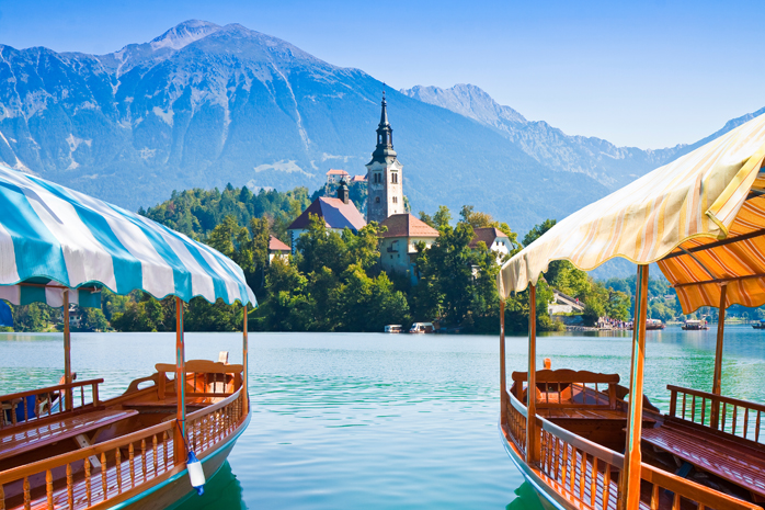 Łódki na jeziorze Bled